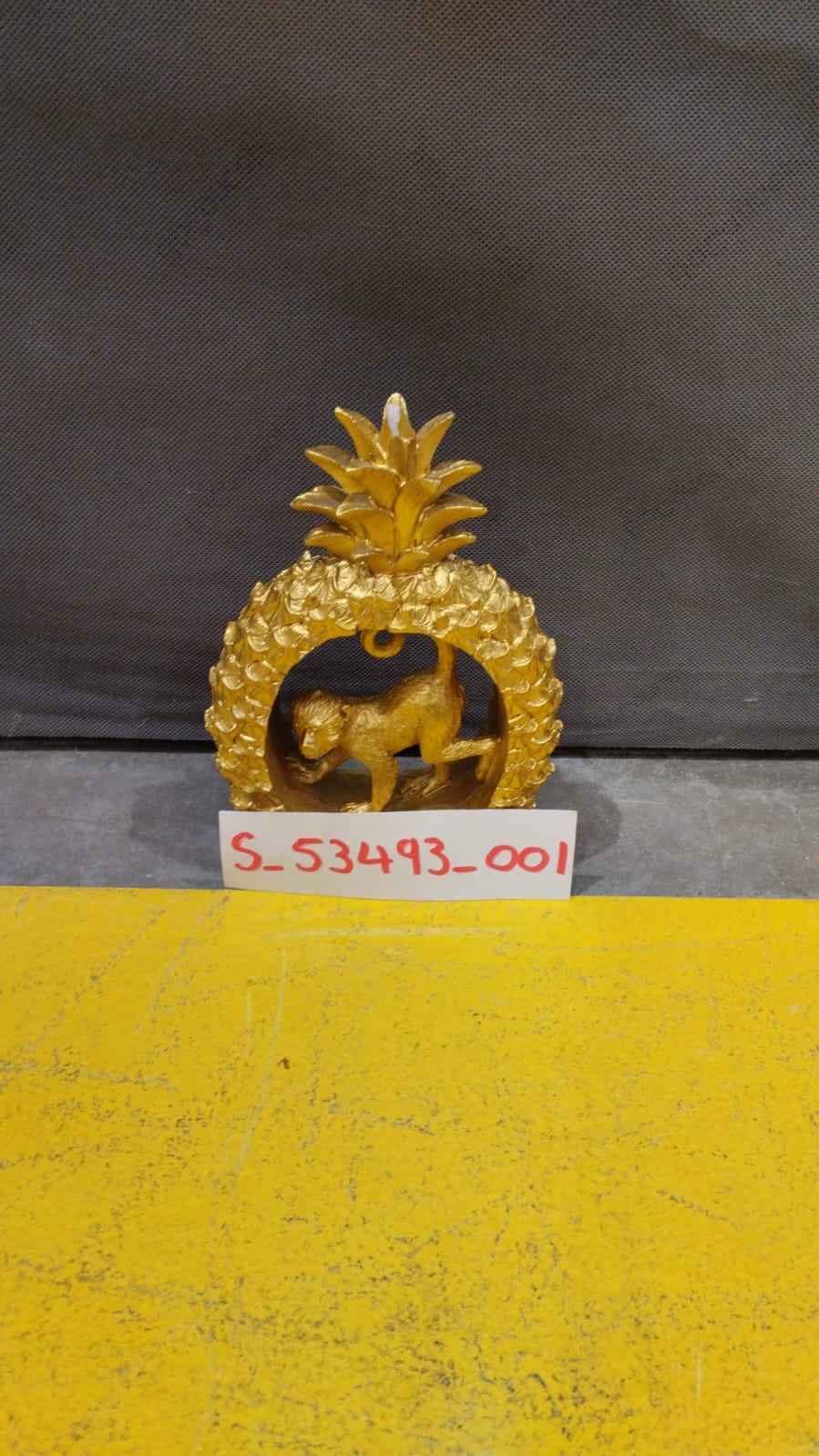 [S_53493_001] Figura deco Playing in the Pineapple 23cm