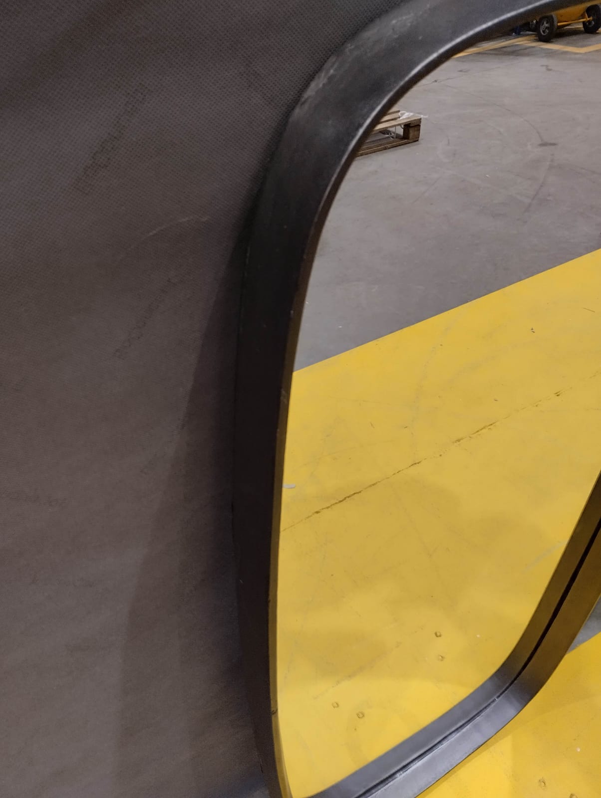 [S_86409_001] Wall Mirror Noomi Black 122x58cm